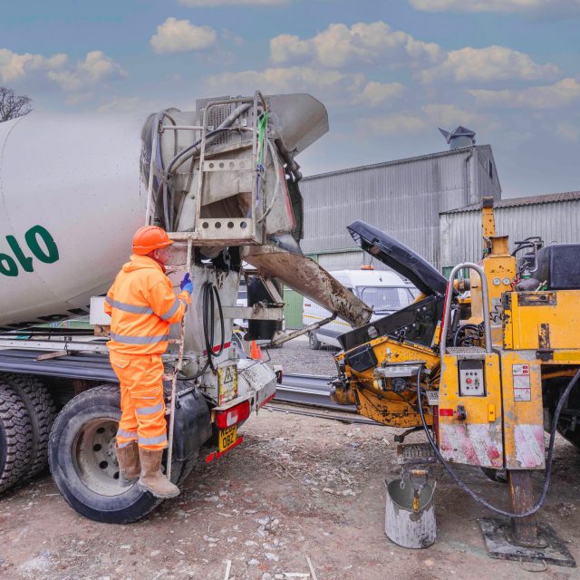 cement mix pour truck