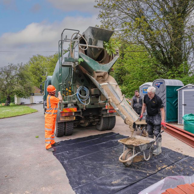 cement mix pour truck